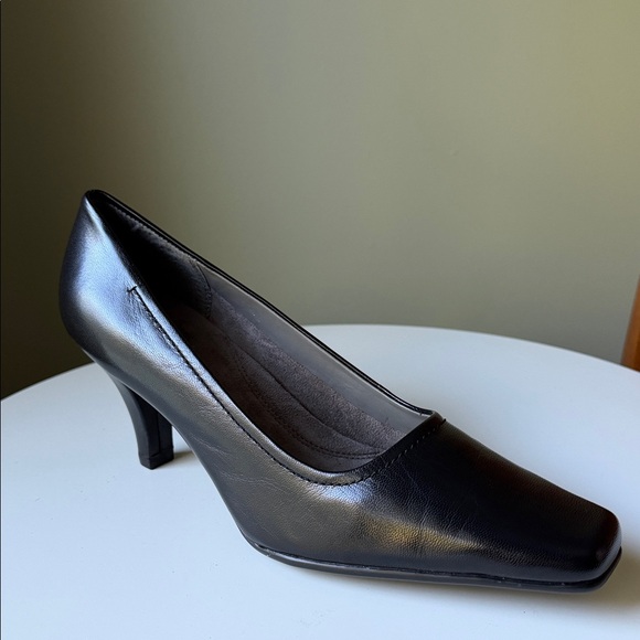 Aerosoles Envy Leather Pump Mid heel classic neutral comfort Square toe Like New - Picture 1 of 14